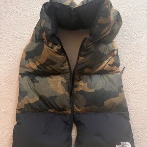 The North Face Nuptse Camouflage Down Puff Scarf 700